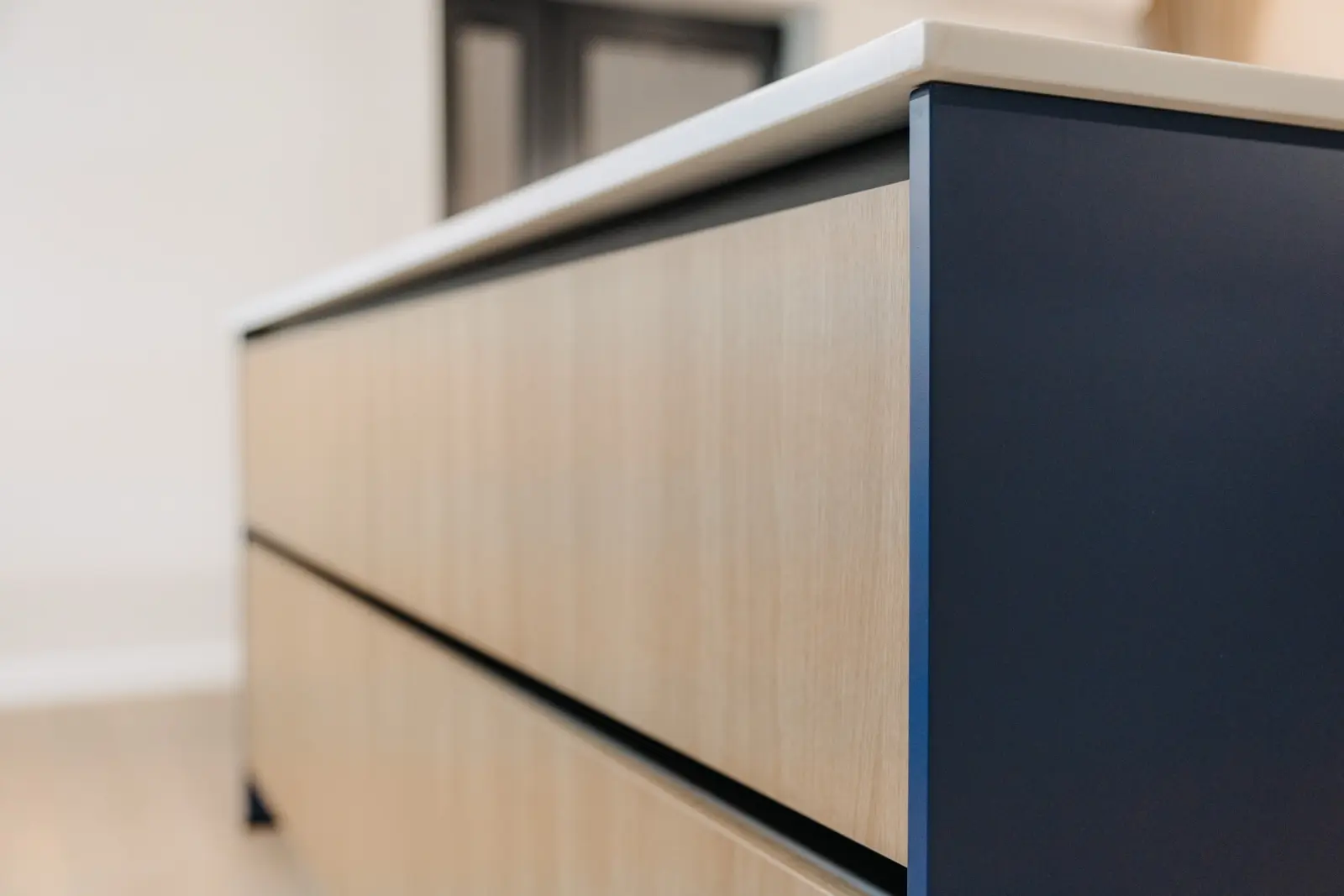 Soft Lack — blueberry — detaliu insulă cu lateral din lemn