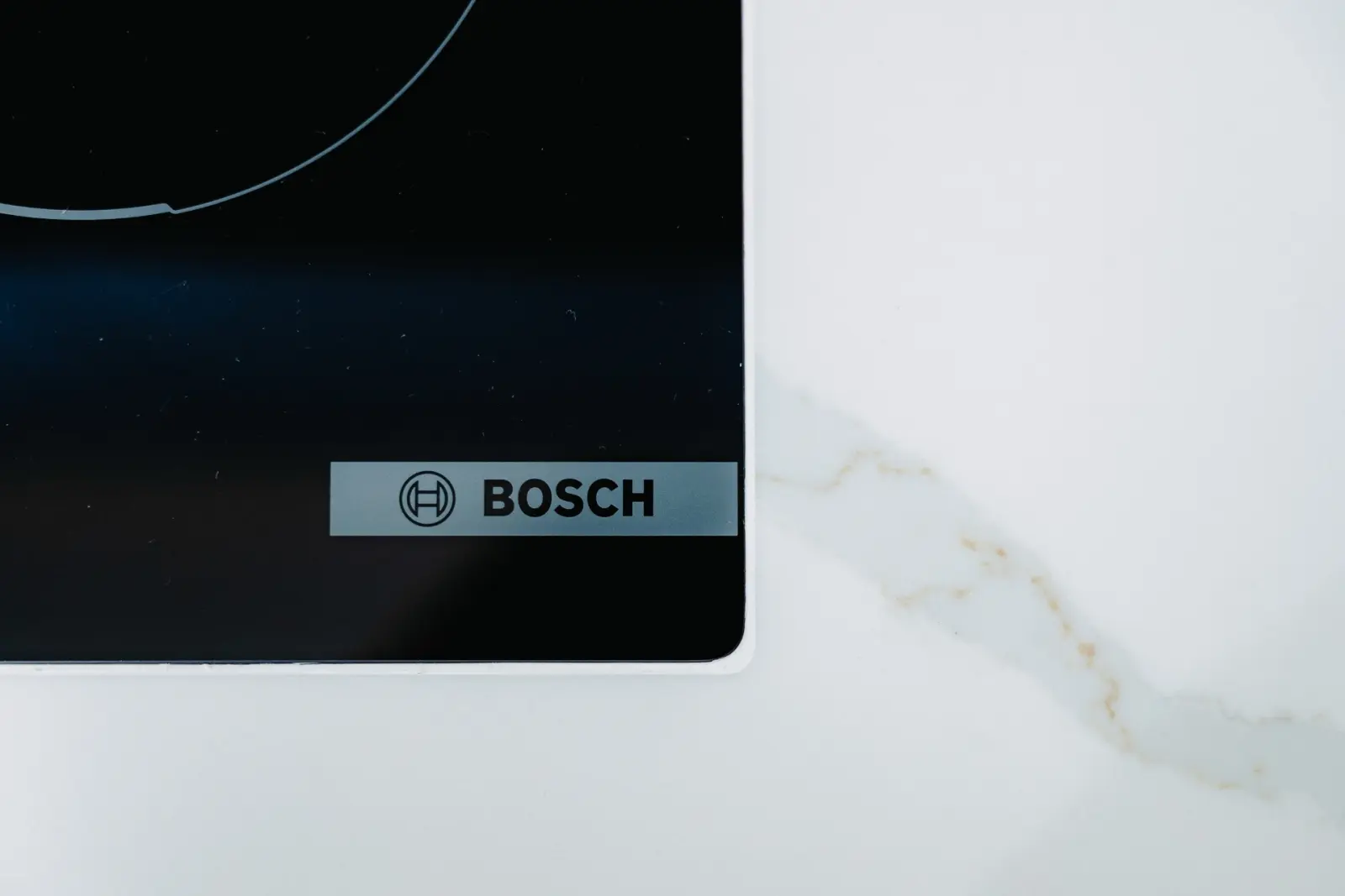 Soft Lack — blueberry — detaliu plită Bosch pe blat Calacatta Gold