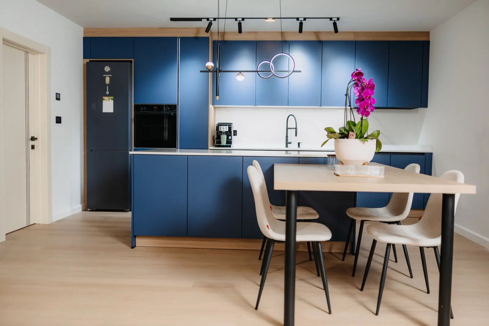 Soft Lack — blueberry — vedere de ansamblu a bucătăriei cu insulă și dining