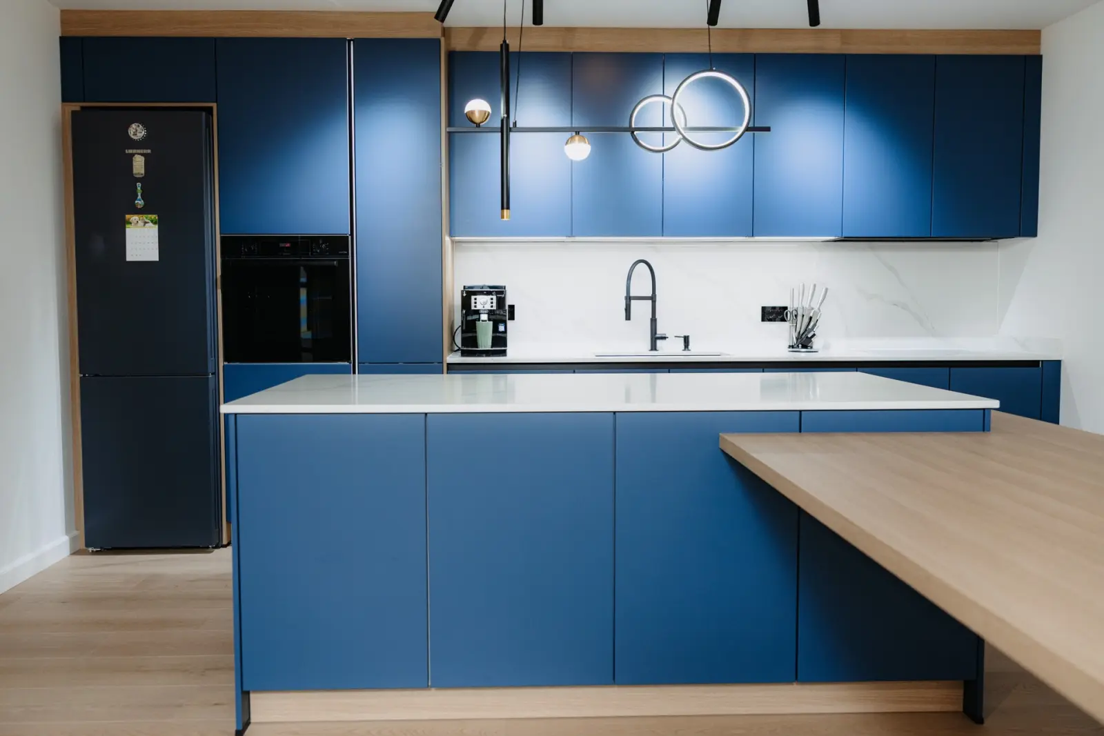 Soft Lack — blueberry — insulă cu blat Quartz Calacatta Gold și masă din lemn