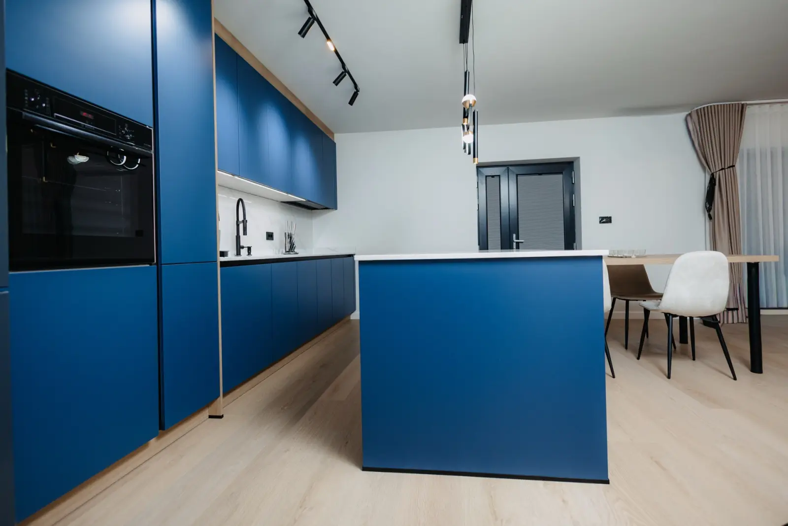 Soft Lack — blueberry — vedere spre insulă și zona de dining