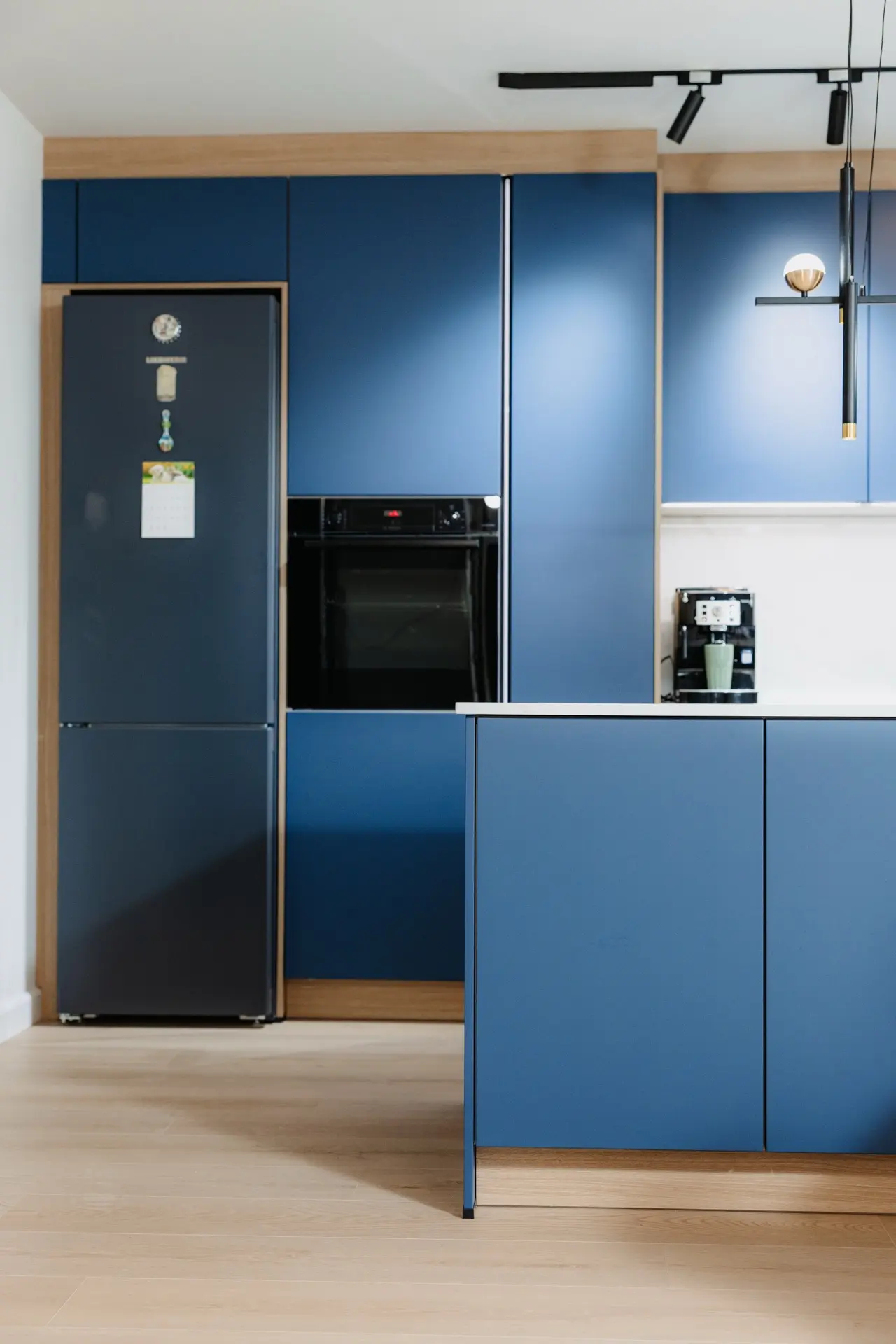 Soft Lack — blueberry — coloane cu electrocasnice integrate și insulă