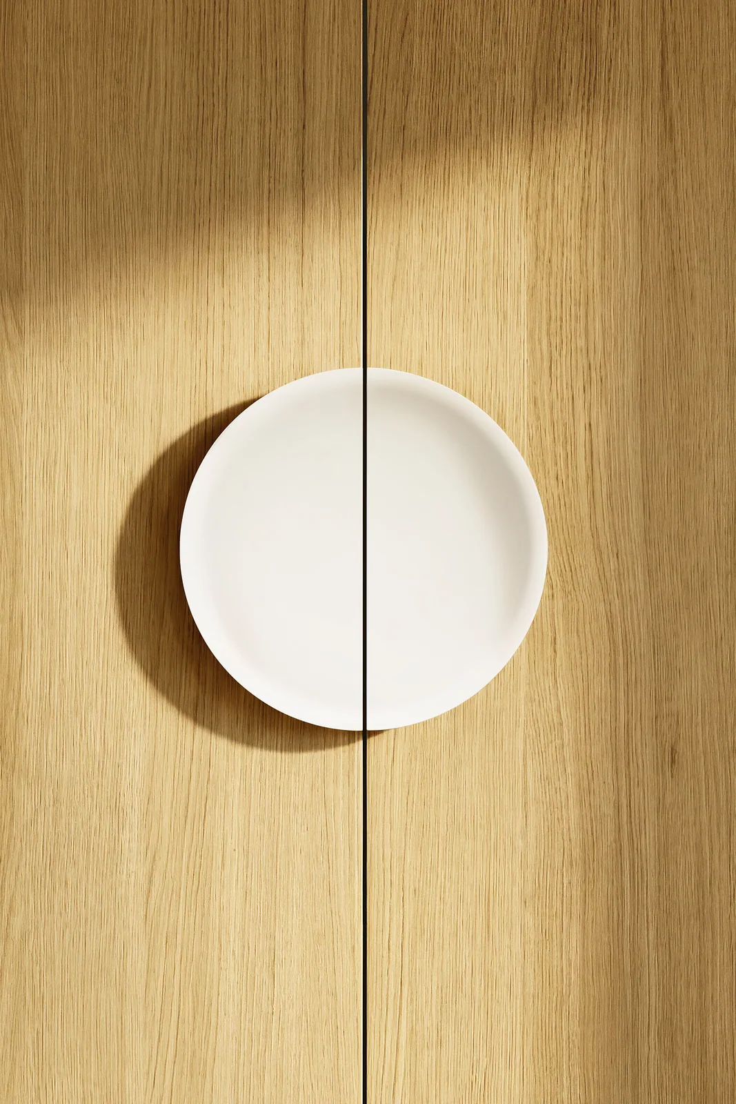 Detaliu nolteneo — mâner rotund din ceramică pe fronturi din stejar