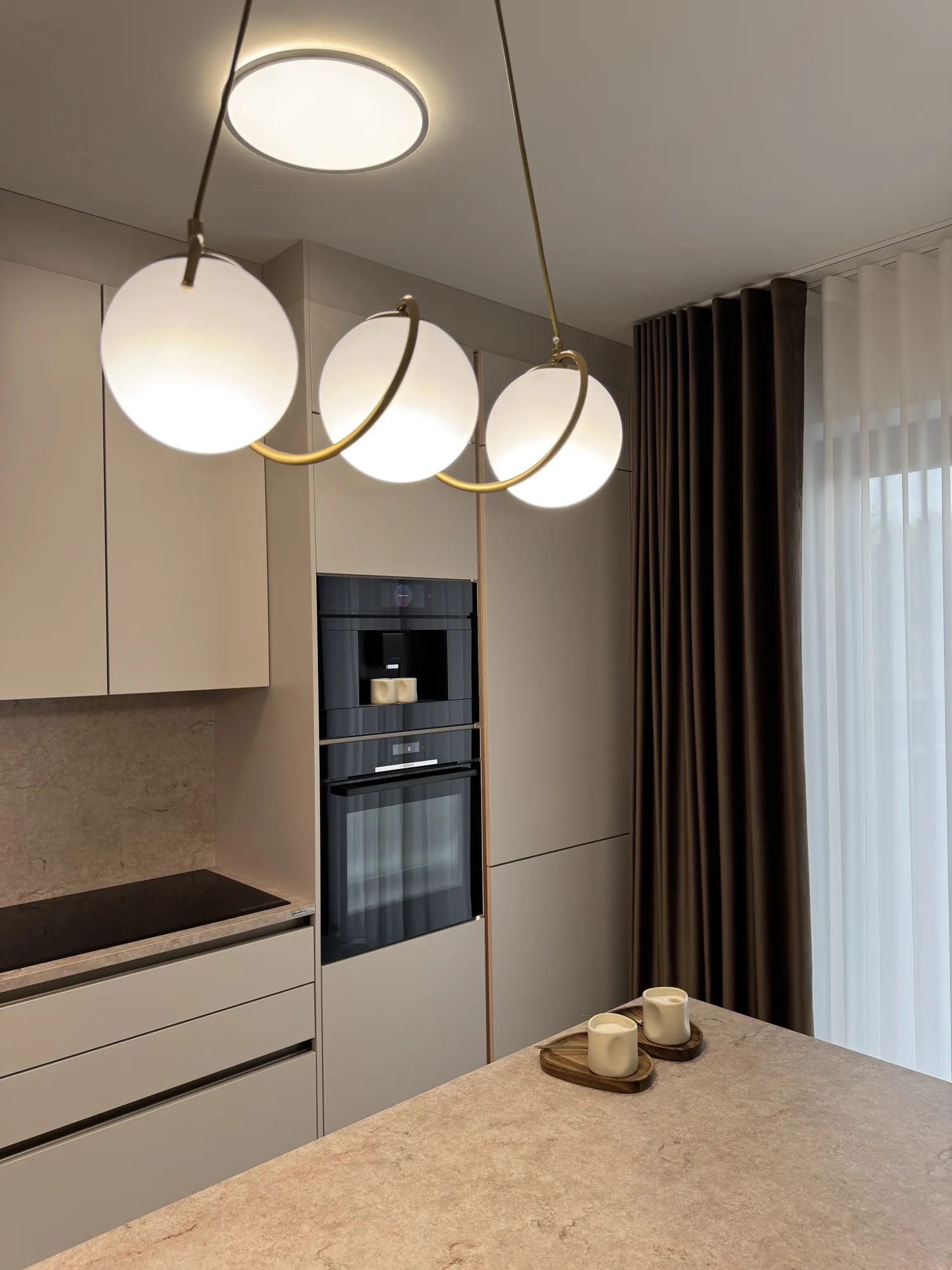 Corpurile înalte cu electrocasnice Bosch integrate