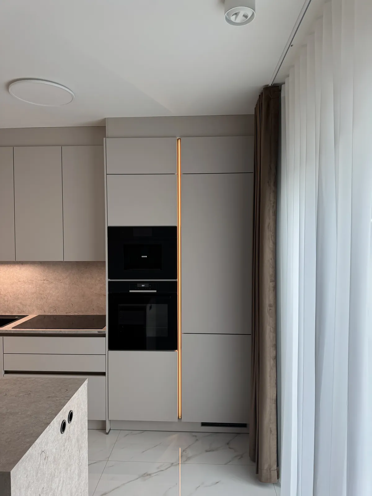 Coloana înaltă cu mâner vertical auriu și cuptor Bosch