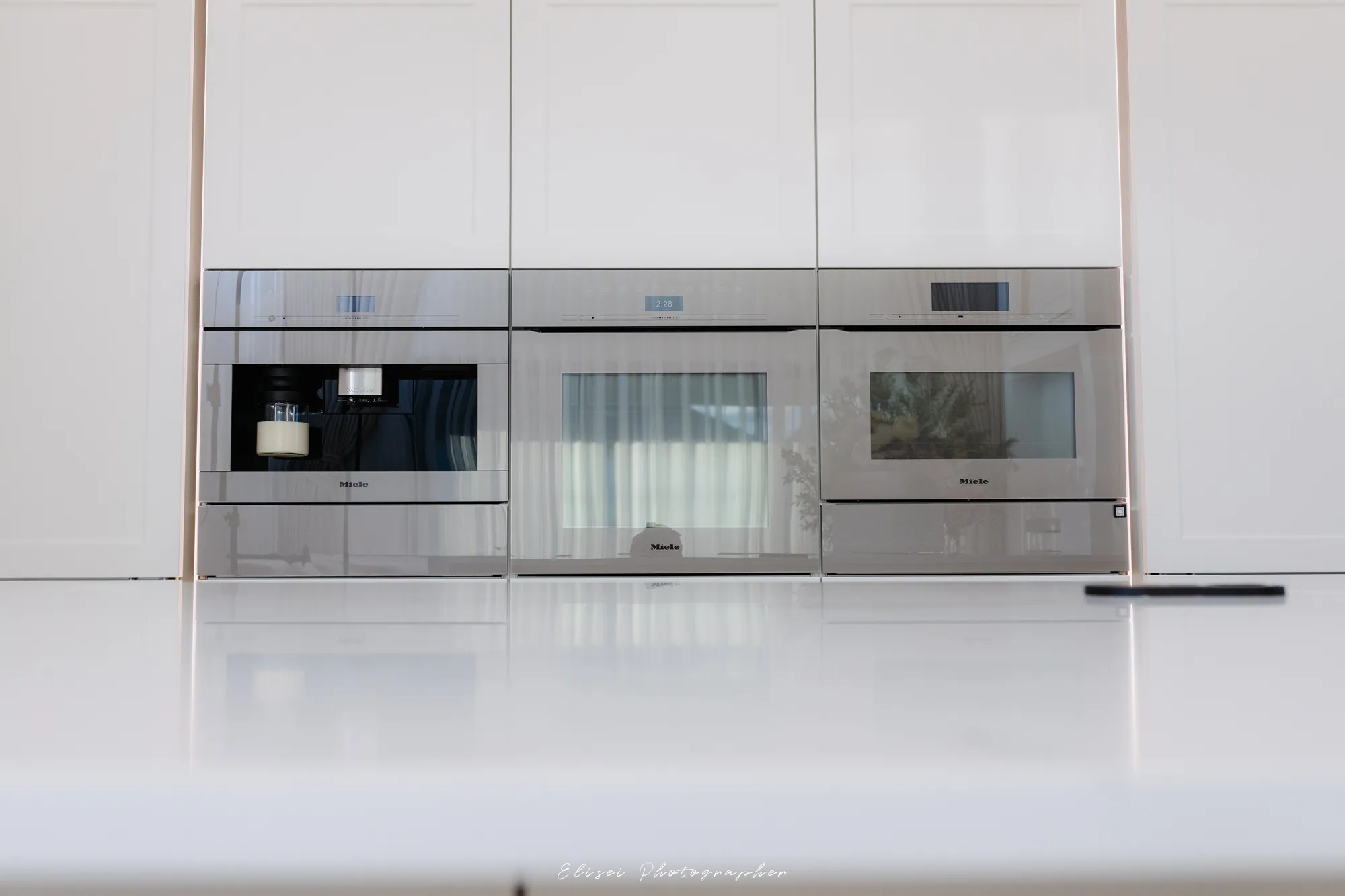 Perete de coloane cu electrocasnice Miele integrate