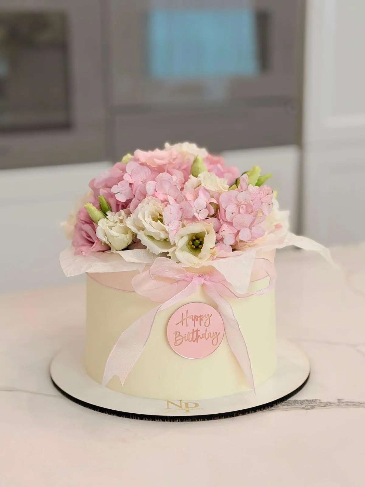 Tort semnat Naomi Popadiuc, decorat cu flori